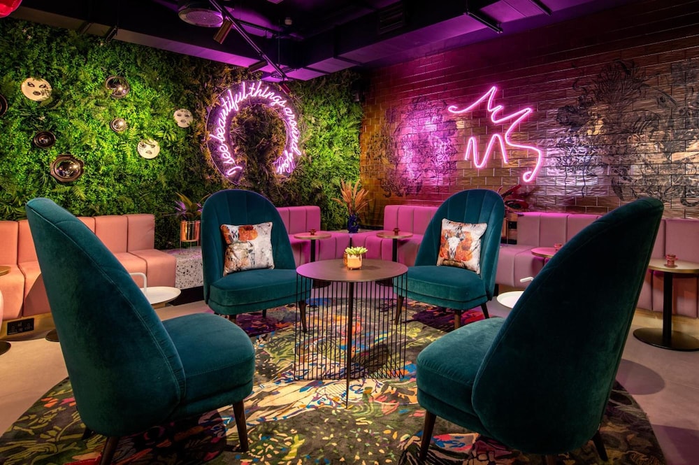 YOTEL Manchester Deansgate 24/47