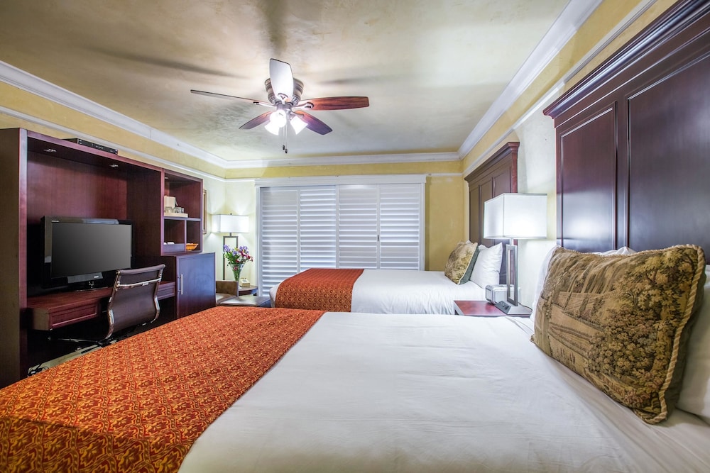 Clarion Collection Carmel Oaks Inn 11/28