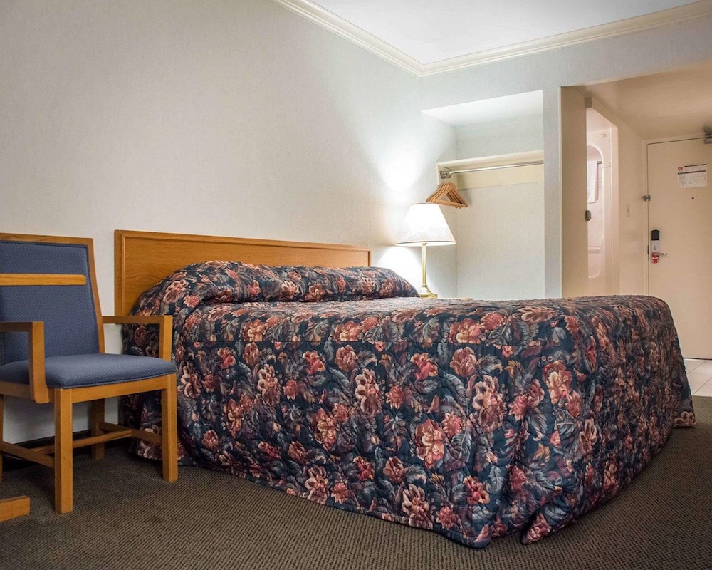 Econo Lodge By The Falls 9/24
