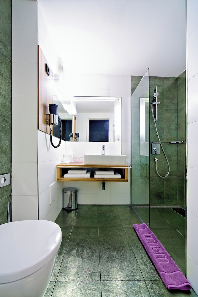BOHEM ART HOTEL 57/59