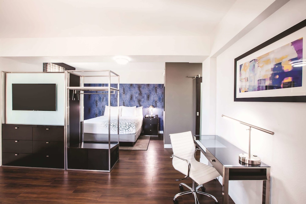 Holiday Inn Express - Dallas Downtown, an IHG Hotel 55/73