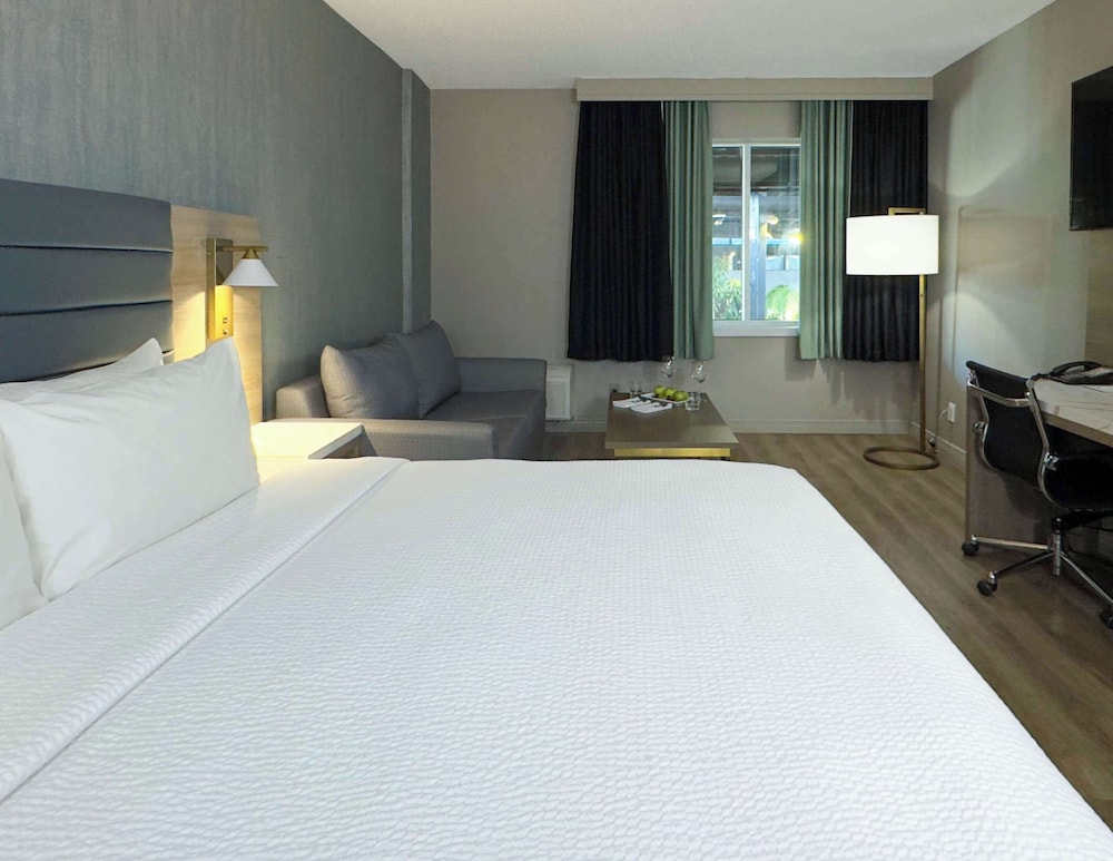 غرفة بسرير كينج بإطلالة على المسبح، Radisson Hotel Montreal Airport 3/4