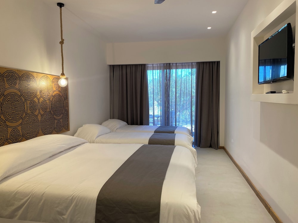 Helios Beach Hotel & Bungalows 16/48