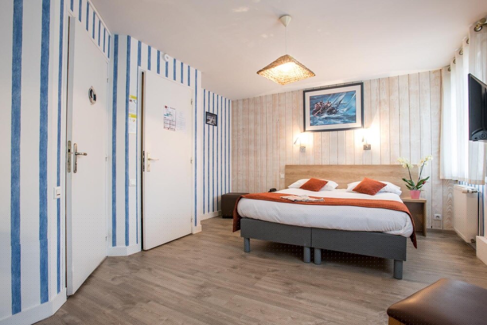 Hotel Des Halles 7/66