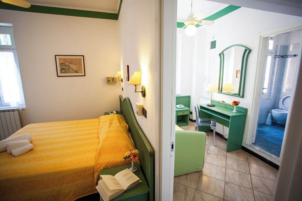 Family, Murphy Bed, Queen Bed, Sofa