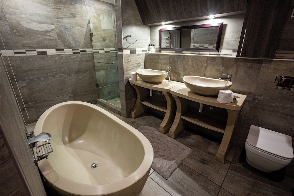 Waterfalls Boutique Hotel 47/50