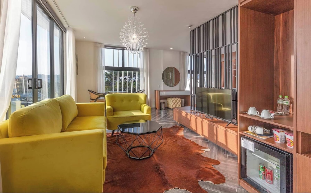 Len's Hotel 24/50