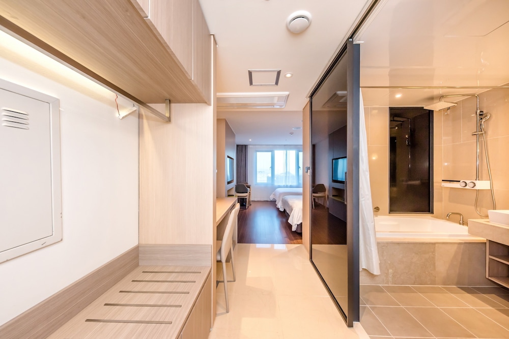The First70 Hotel 30/50