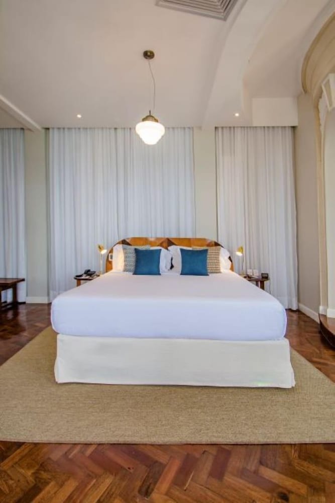 EXECUTIVE, SUITE