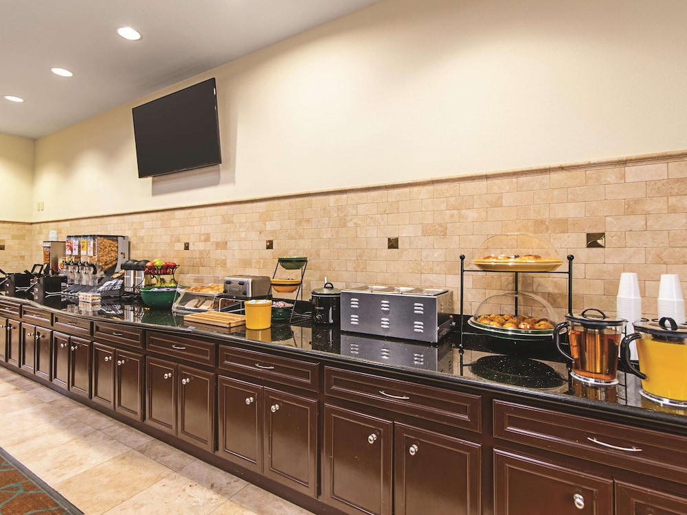 La Quinta Inn & Suites by Wyndham Houston New Caney 10/35