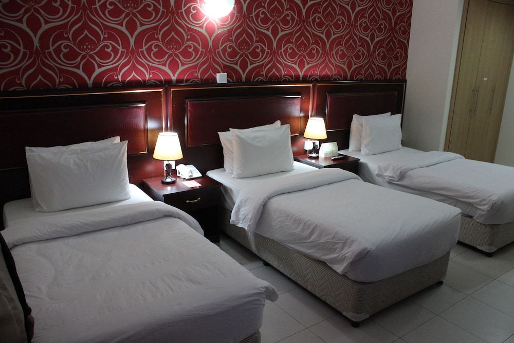 MONTREAL NAIF HOTEL 11/32