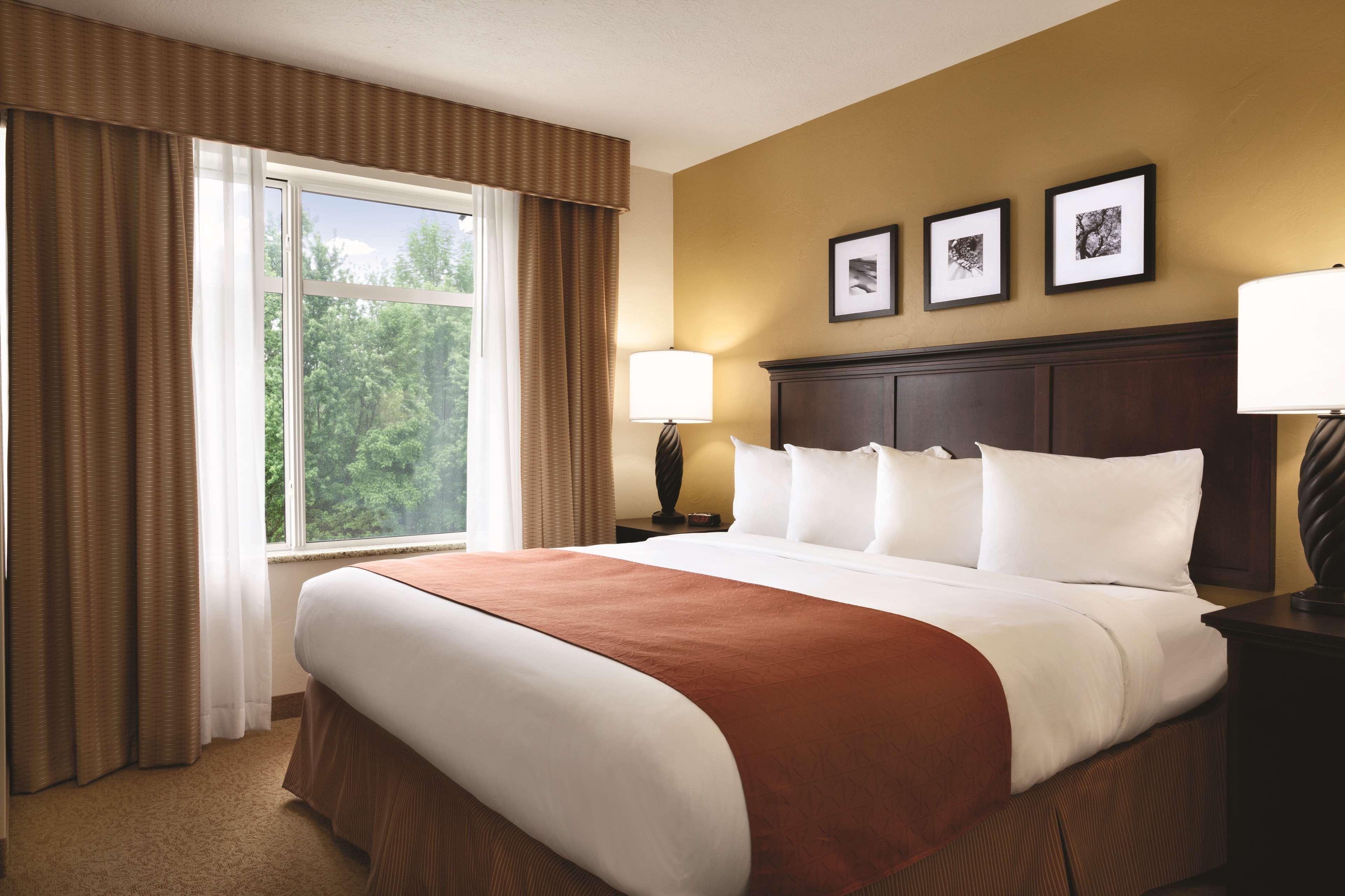 SUITE, KING BED, ACCESSIBLE