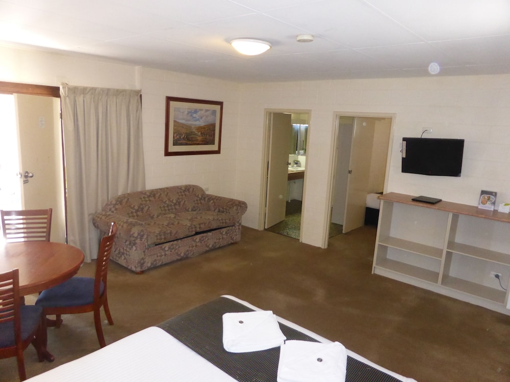 Hilltop Motel 44/60