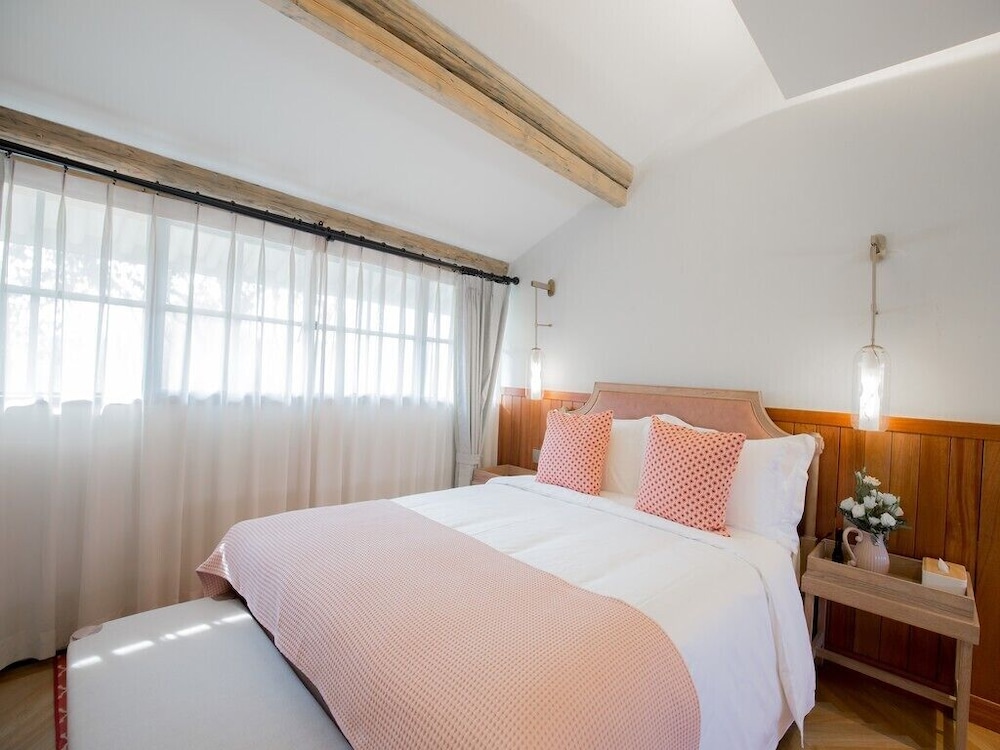Senior, Suite, Queen Bed