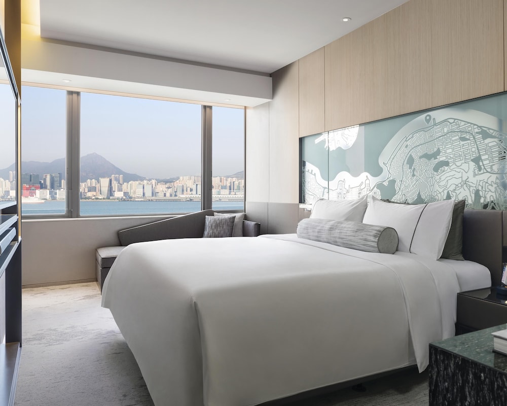 Hyatt Centric Victoria Harbour 24/70