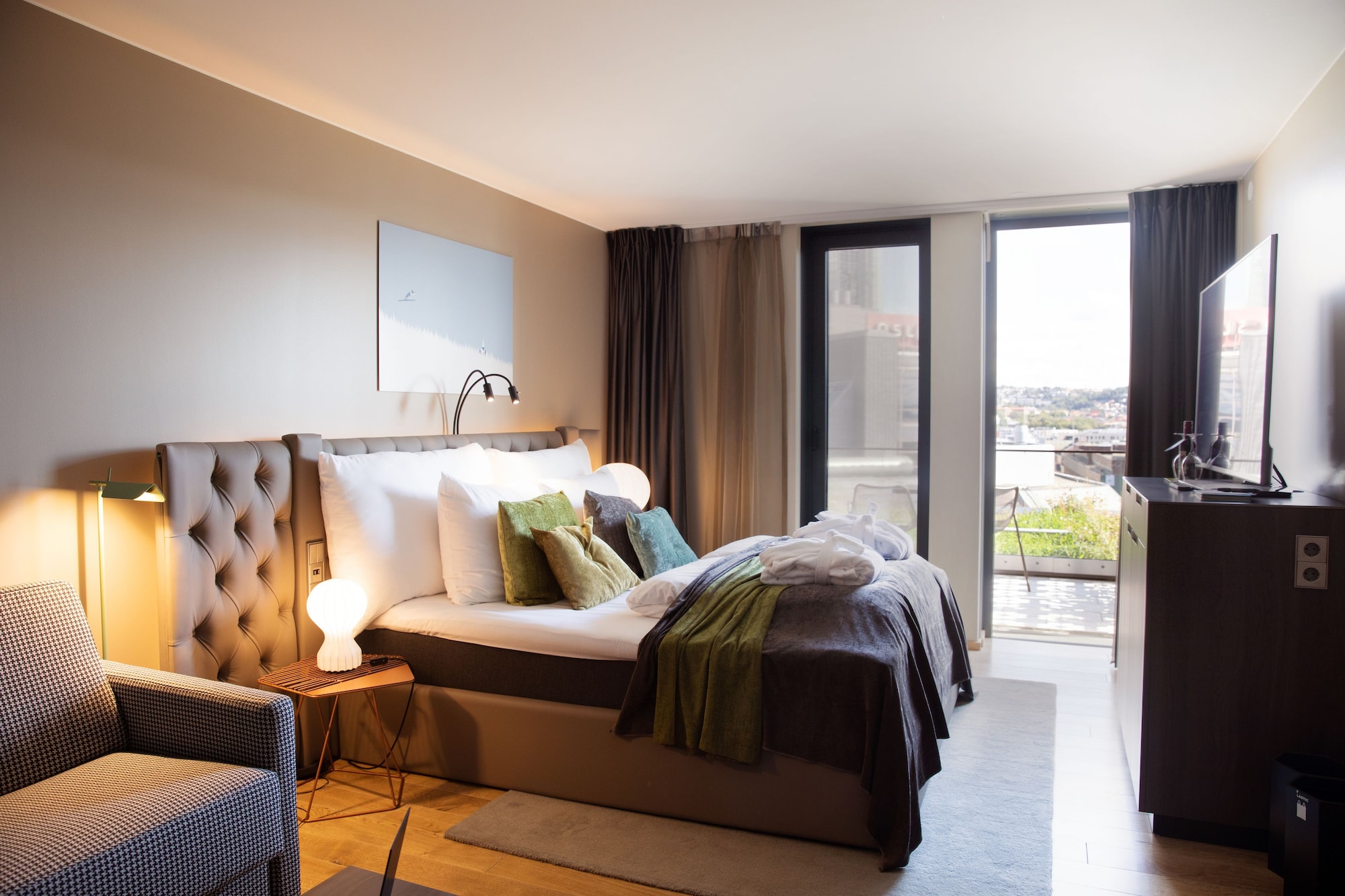 DELUXE, DOUBLE OR TWIN BED