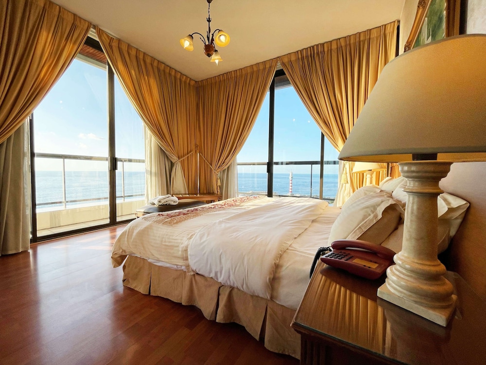 Holiday Home Suites 22/48