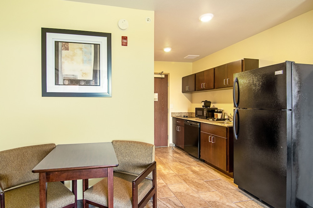 Cobblestone Hotel & Suites - Paxton 48/63