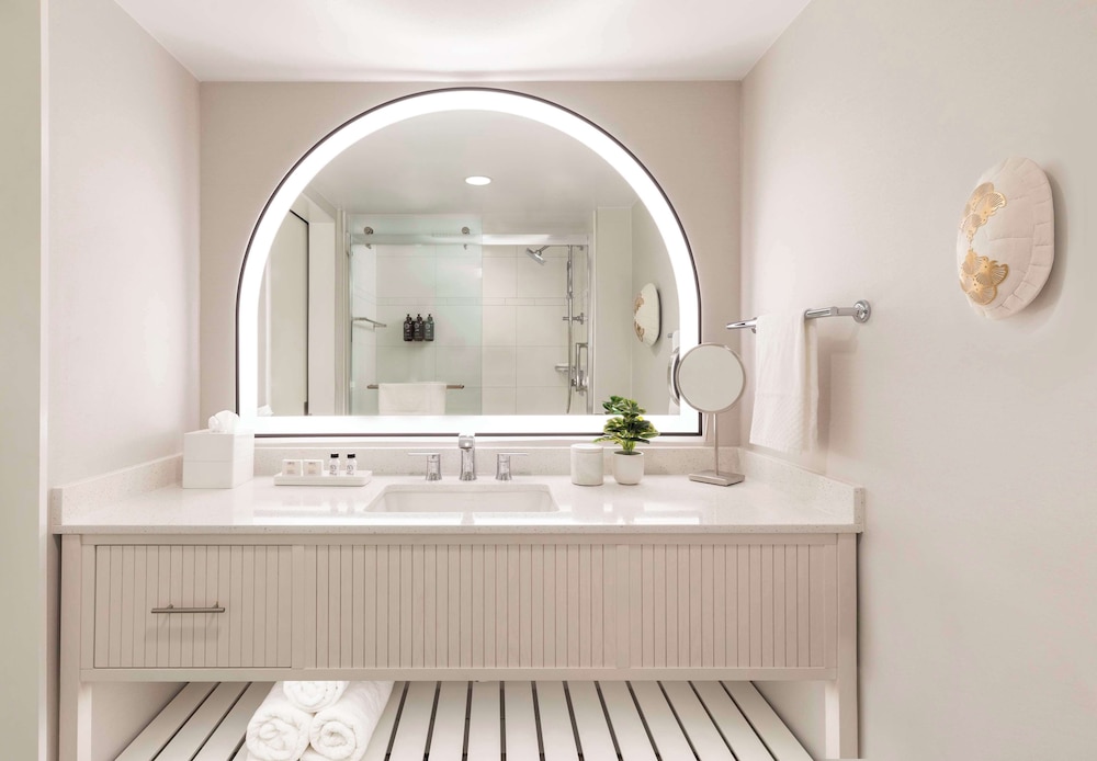 غرفة قياسية ركنية بسرير كينج، The Singer Oceanfront Resort, Curio Collection by Hilton 4/4