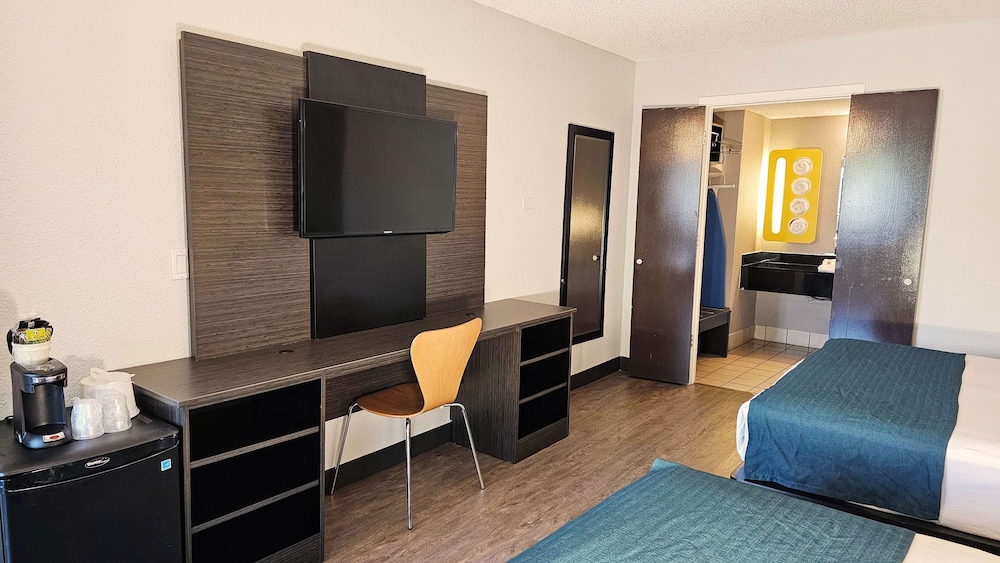 Motel6 Anaheim, CA - Maingate 34/58