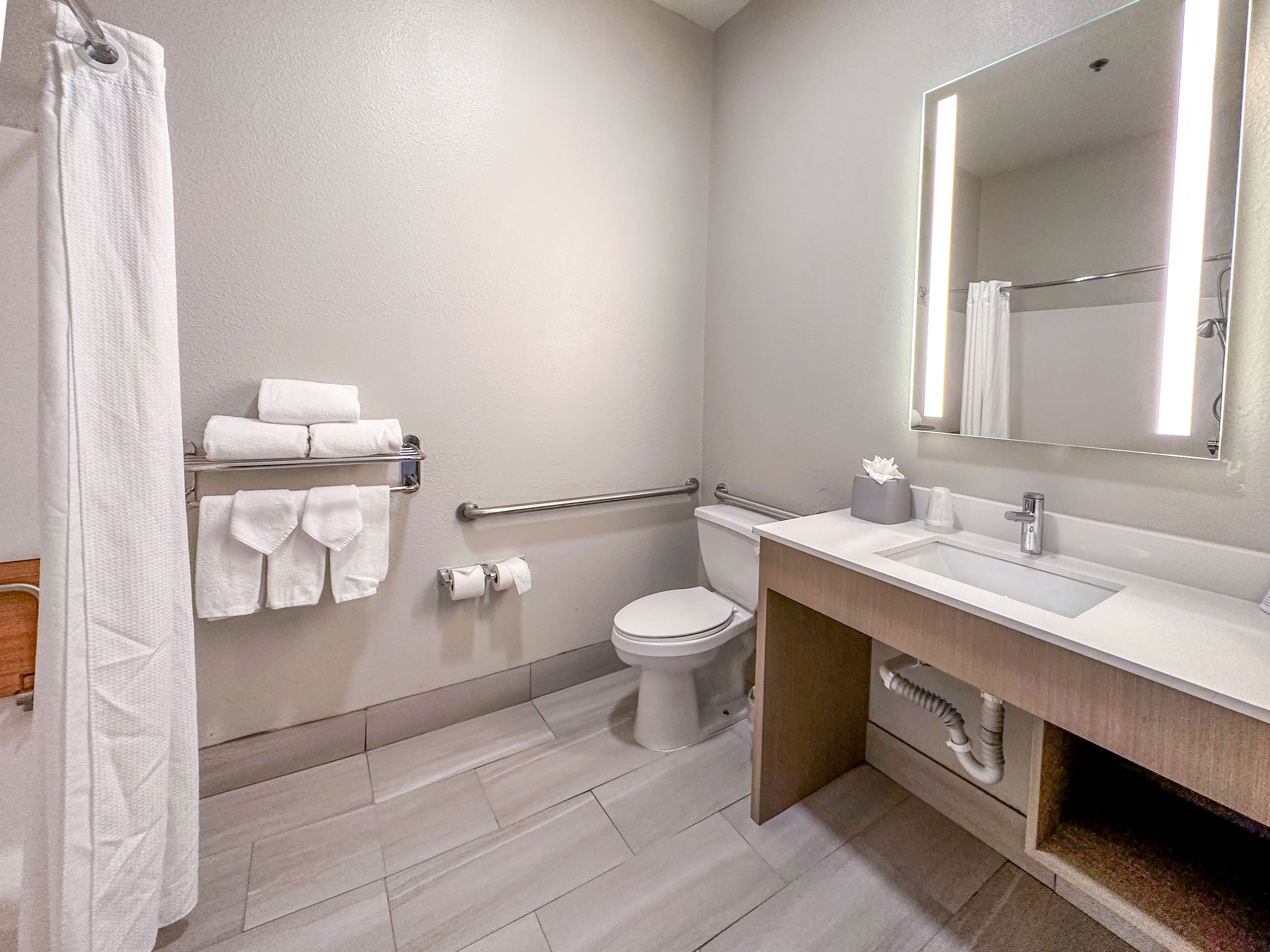 Holiday Inn Express Hotel Suites Ennis 62/70