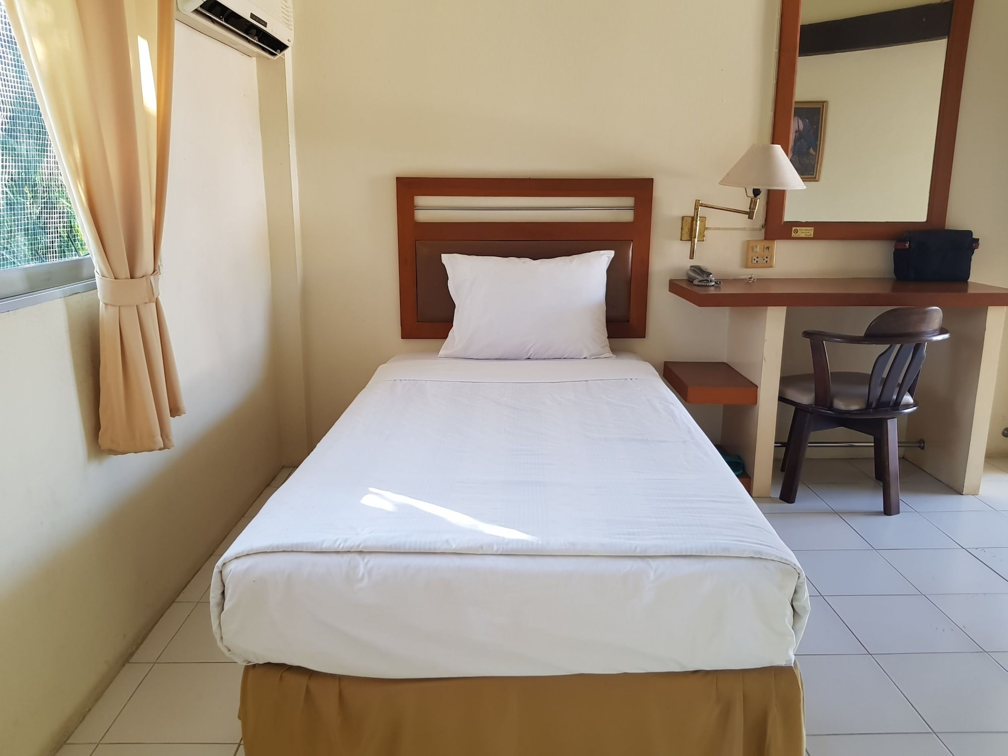 ROOM, SINGLE