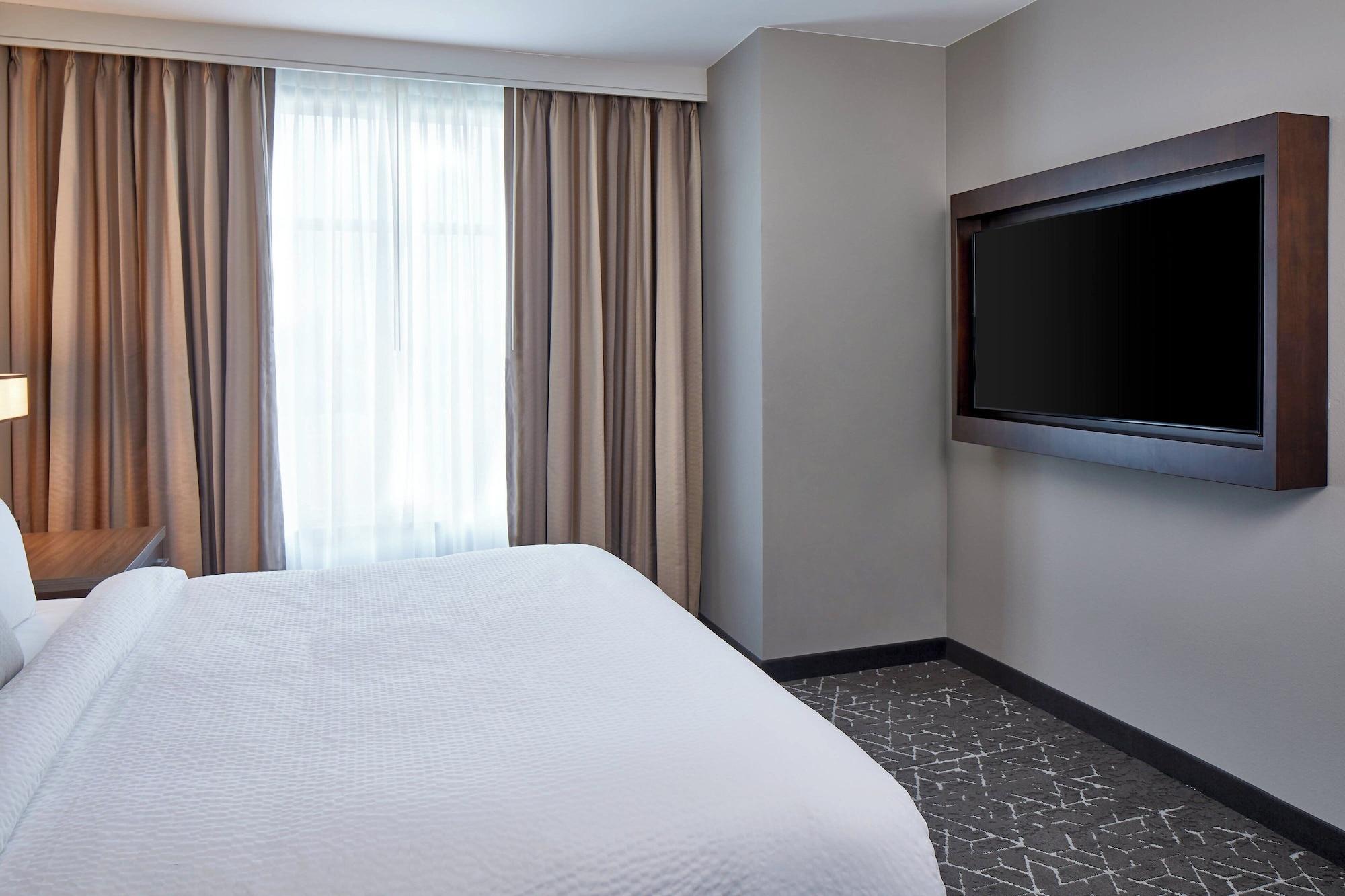 2 Bedrooms, Suite, 2 Bathrooms
