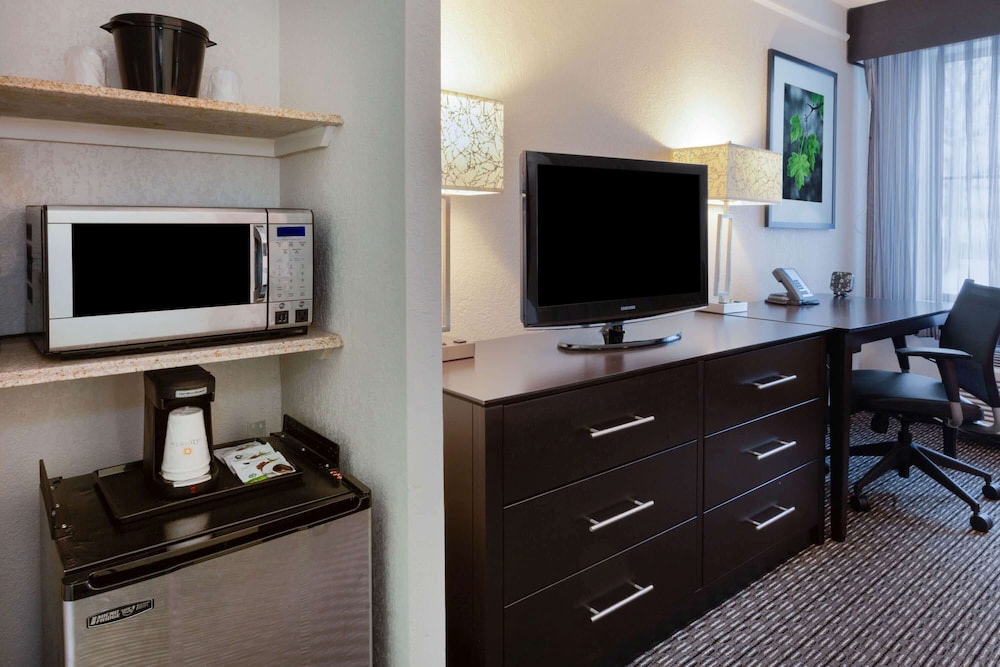 La Quinta Inn & Suites by Wyndham Detroit Utica 44/49