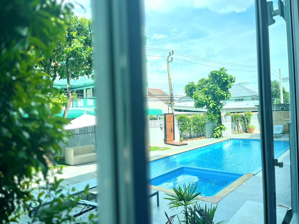 Crystal Suites Suvarnabhumi Airport 32/63
