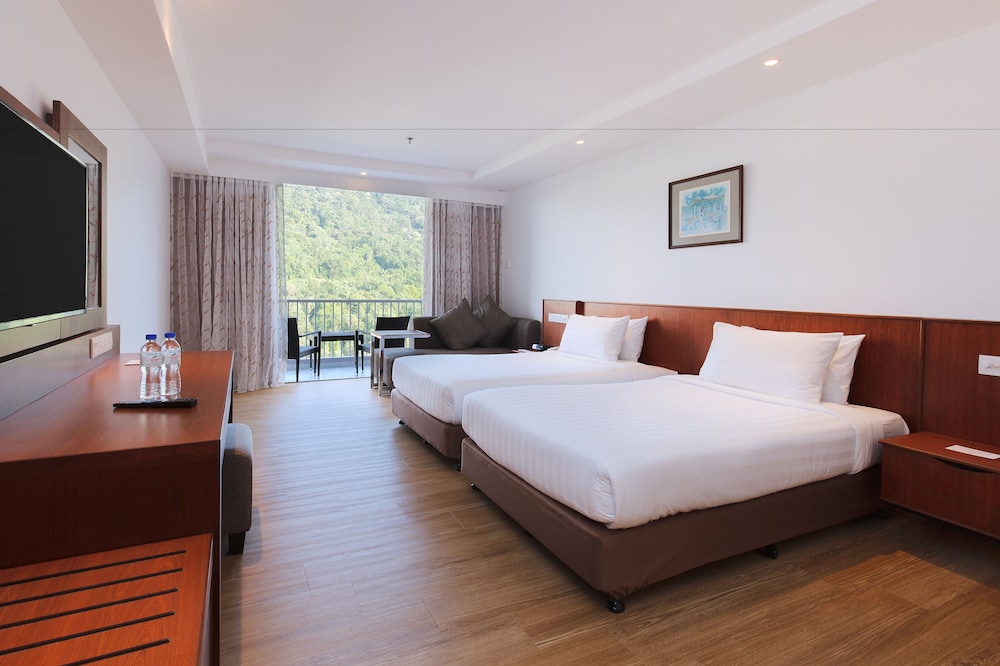 DELUXE, TWIN BEDS, PARTIAL SEA VIEW