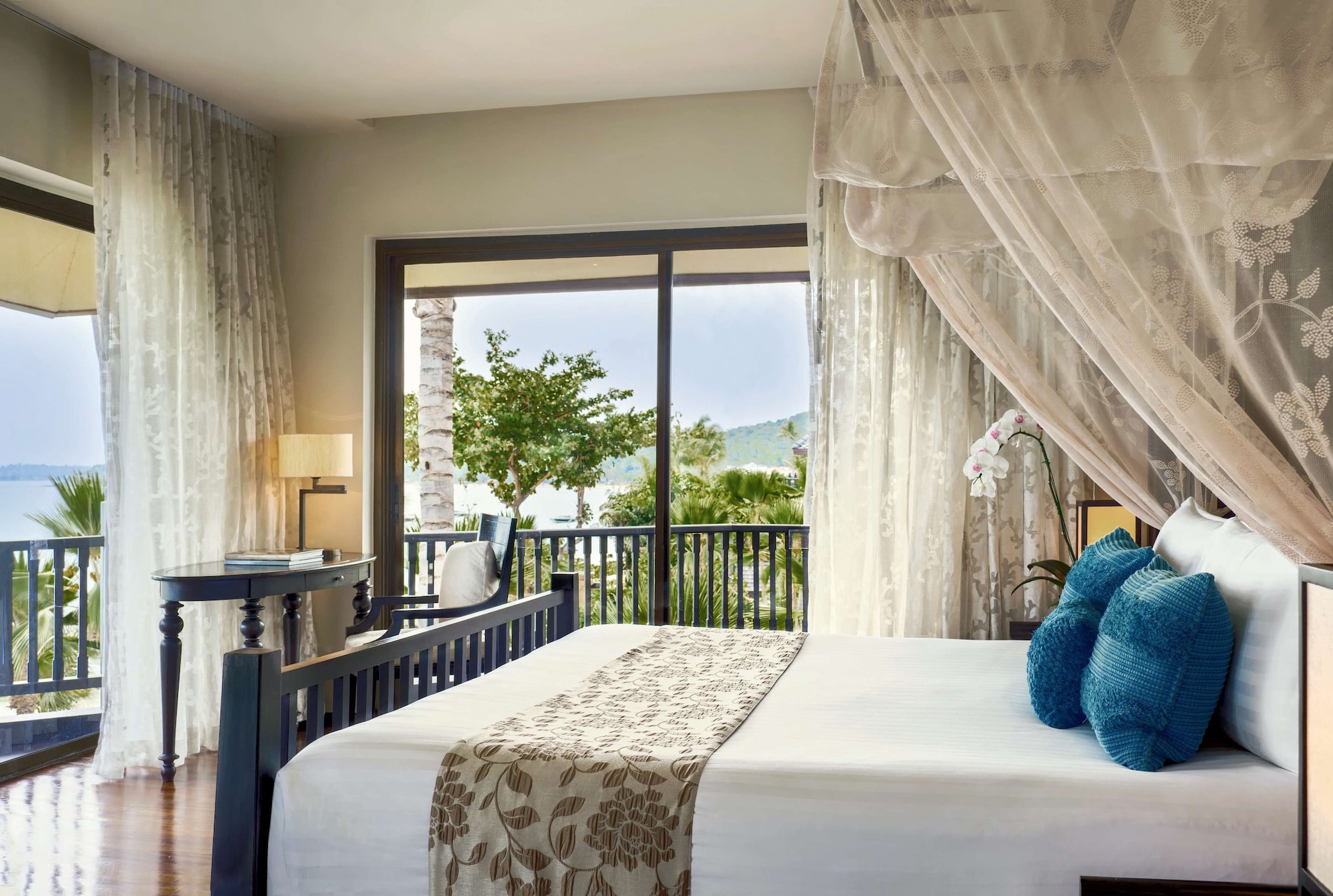 Luxury, Suite, King Bed, Beach Front