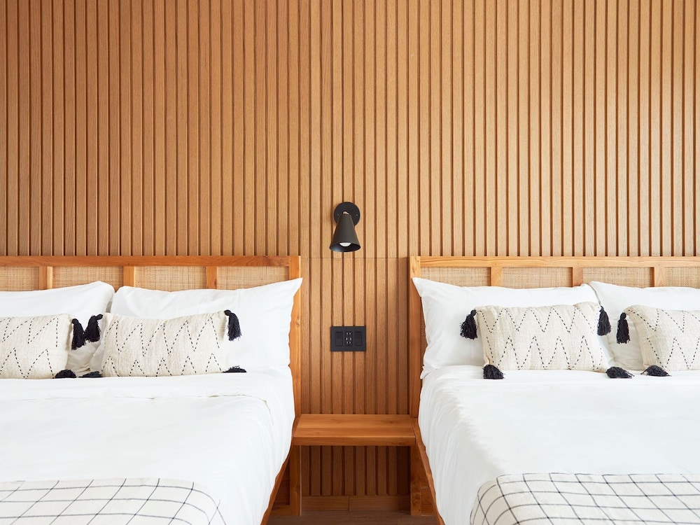 DELUXE, 2 QUEEN BEDS, BAY VIEW