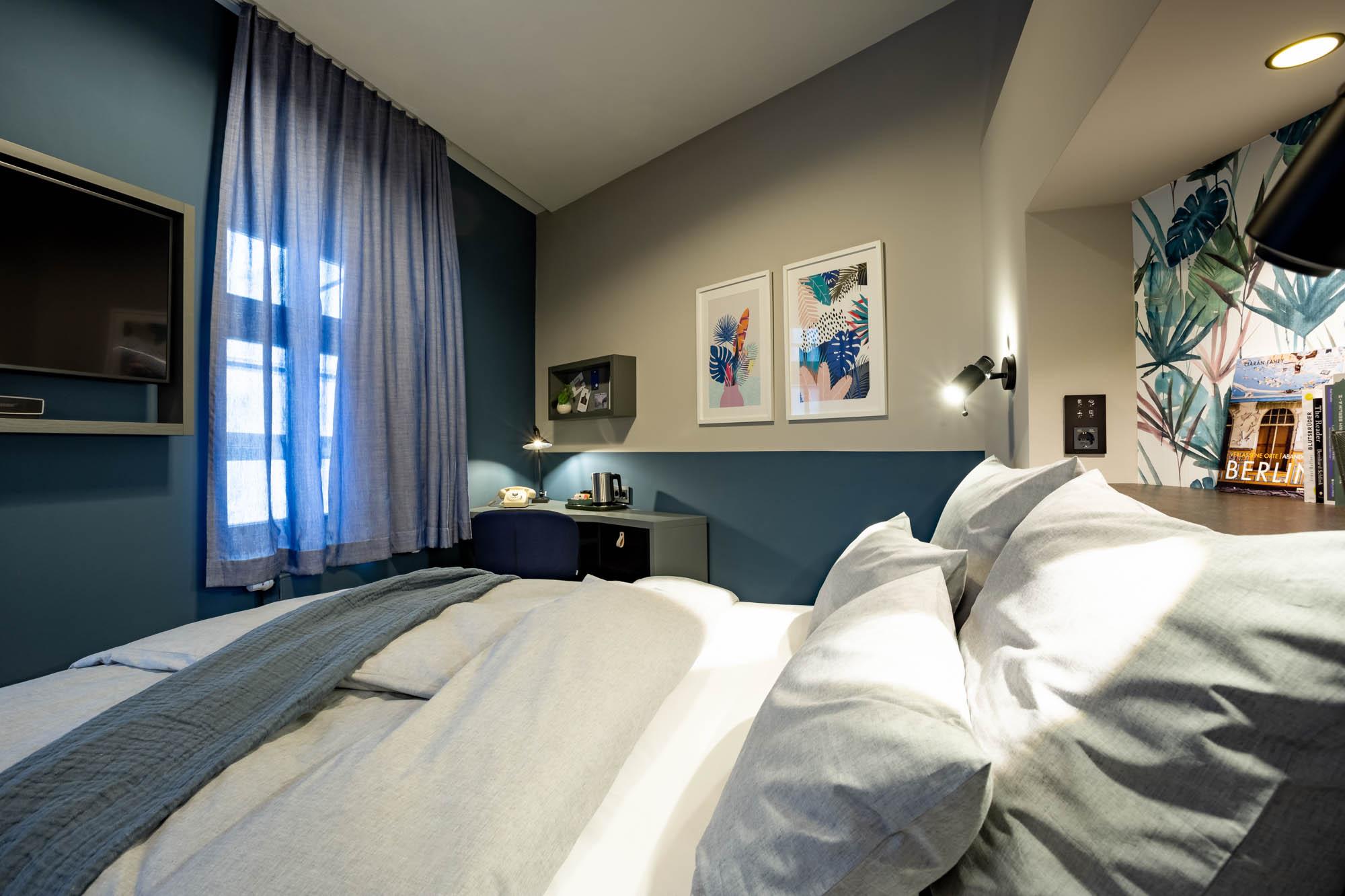 Plus, Queen Bed, Small