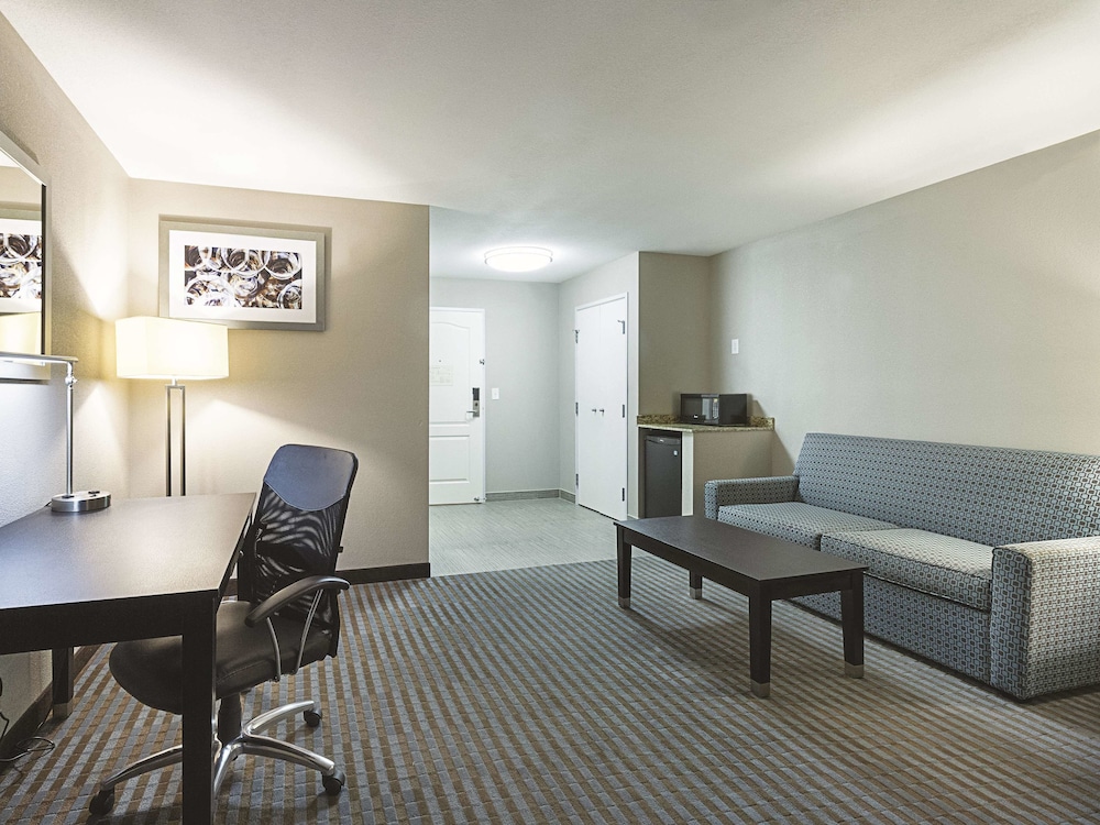 La Quinta Inn & Suites by Wyndham Glendive 38/56