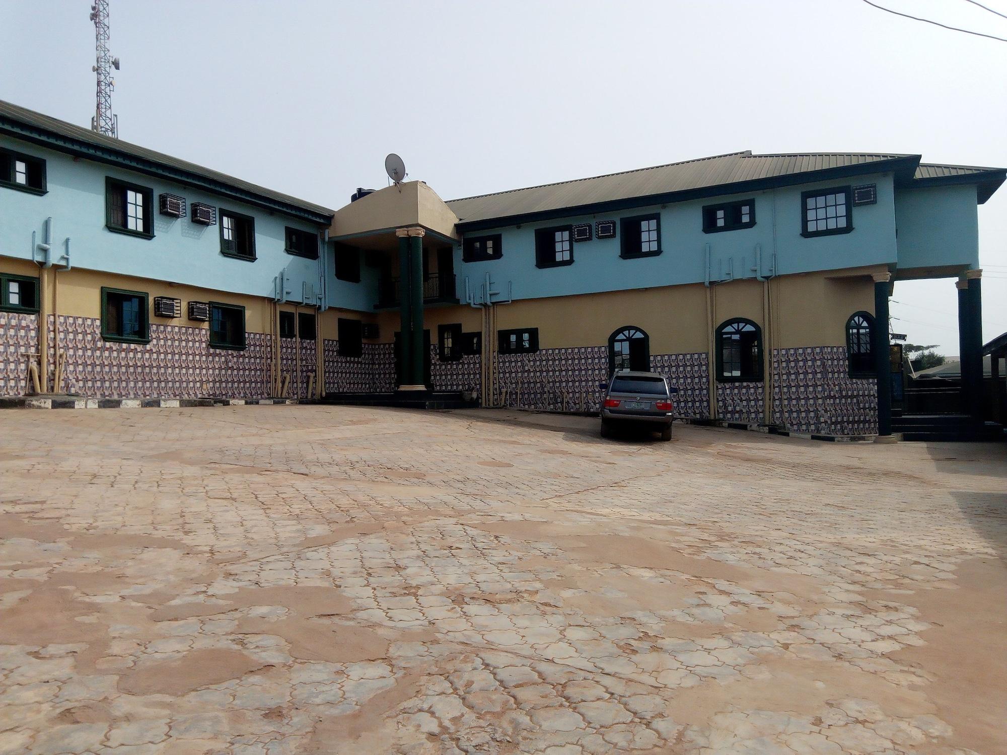 Adebayowa Hotel 16/17