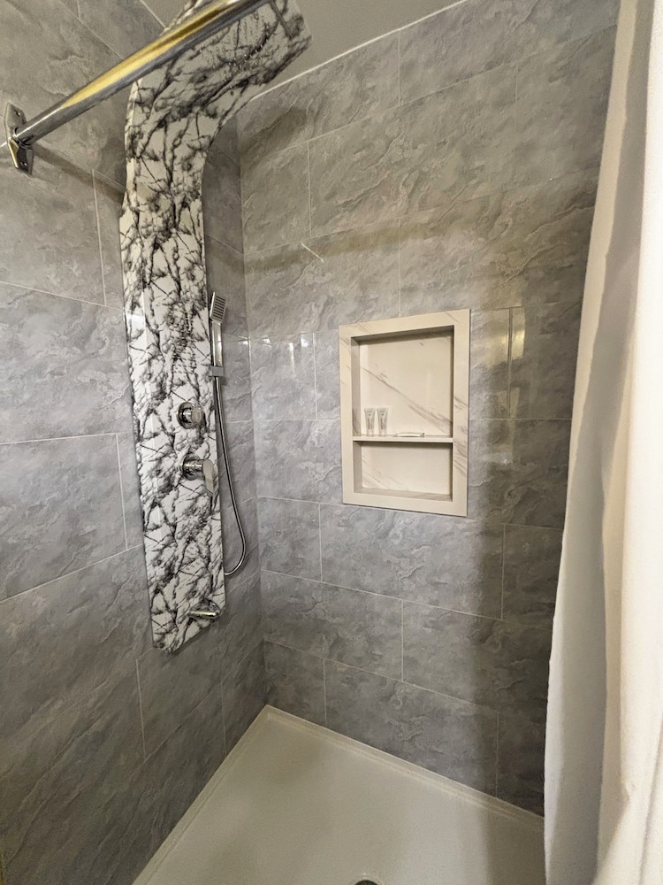 6267 Persepolis Inn 40/70