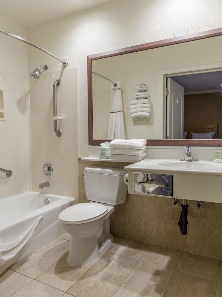 Anaheim Islander Inn And Suites 38/58