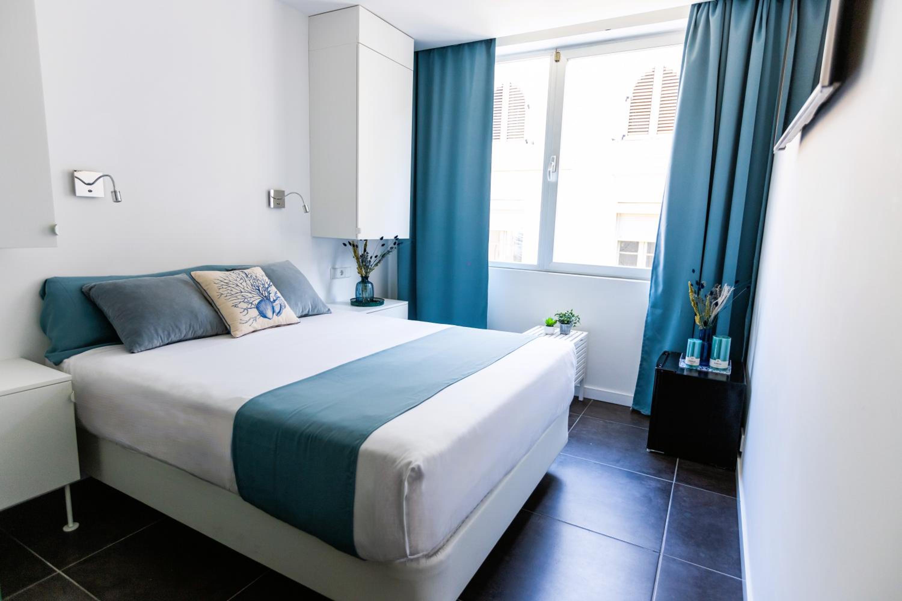 ROOM, SINGLE
