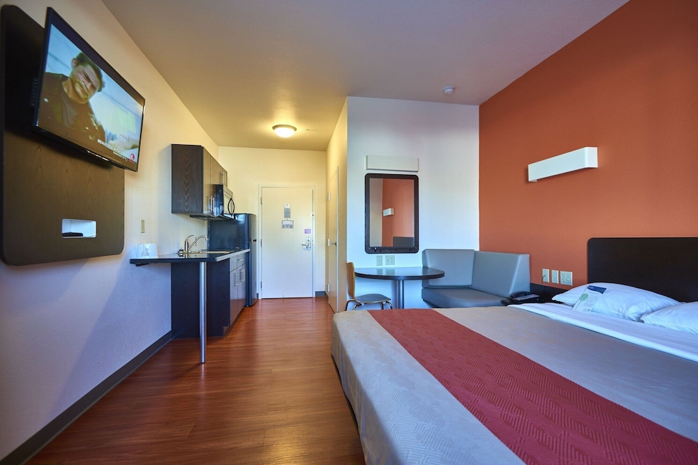 غرفة ديلوكس بسرير كينج بمطبخ صغير، Motel6 Wilkes Barre, PA - Arena 2/9