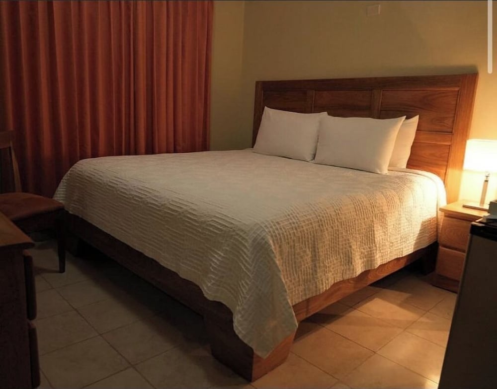 Hotel Century Plaza 7/30