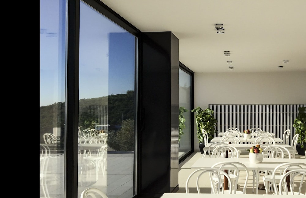 Tale Restaurant & Suite 50/75