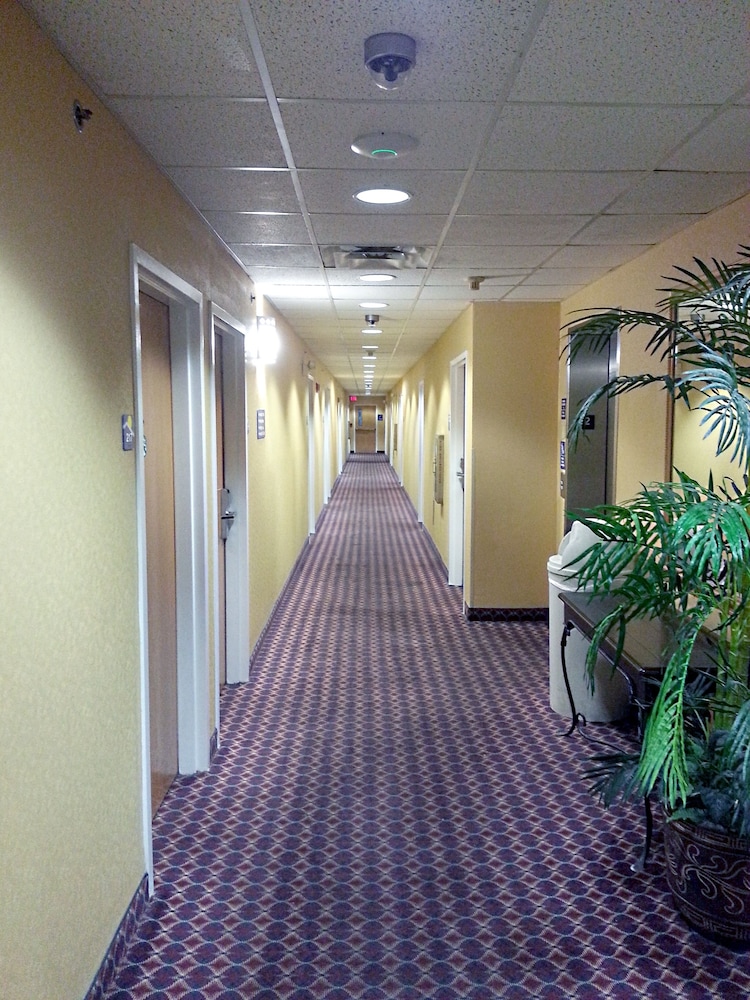 Hometown Inn Suites Jacksonville Butler Blvd Southpoint 1/39