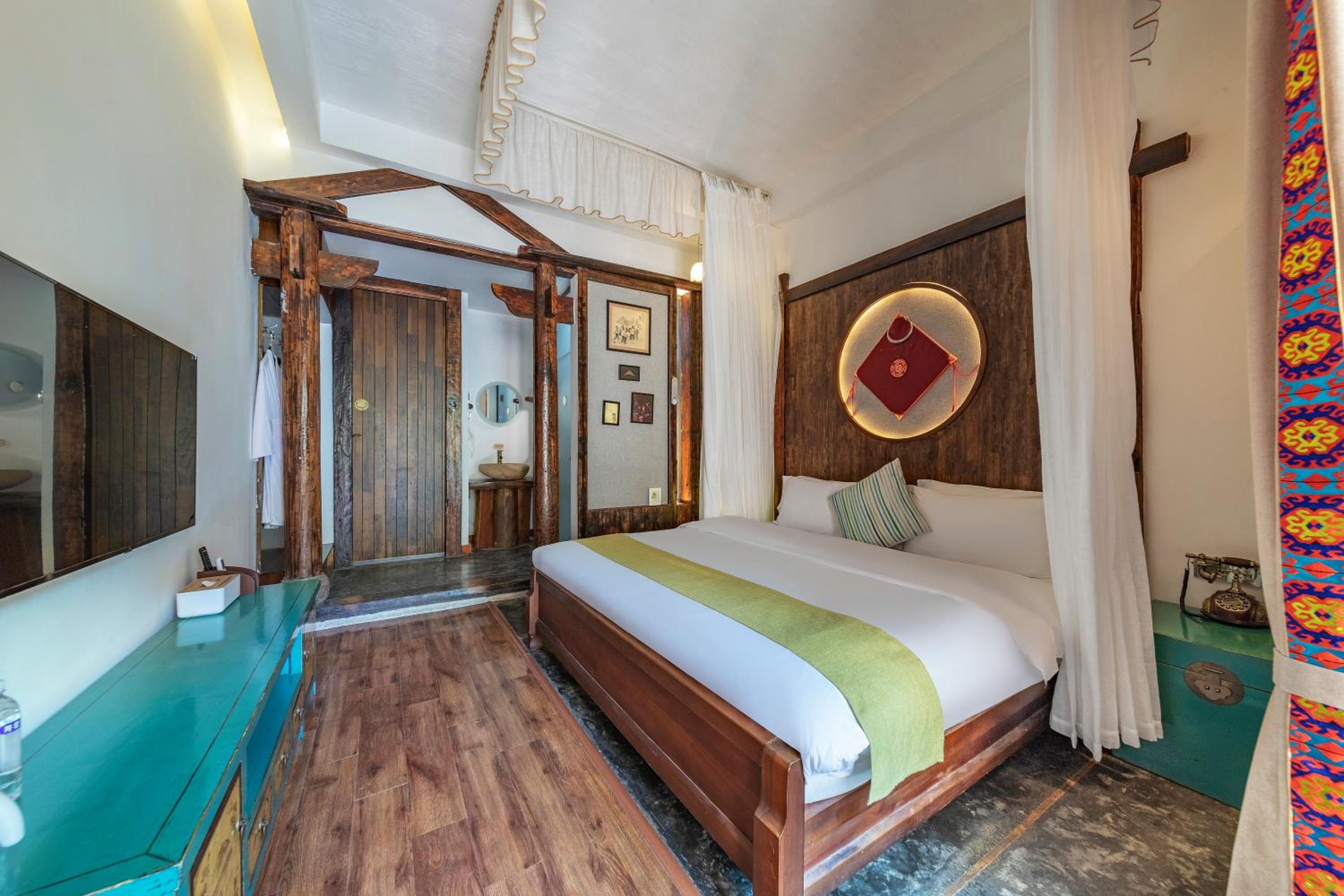 Lotus, Queen Bed, Pond View, Balcony, Bathtub, Homeward Mountain Hotel 4/4