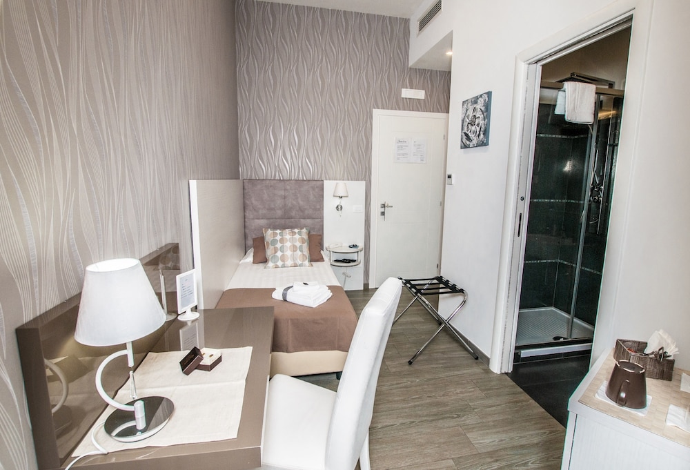 Elenoire Rooms & Suite 48/48