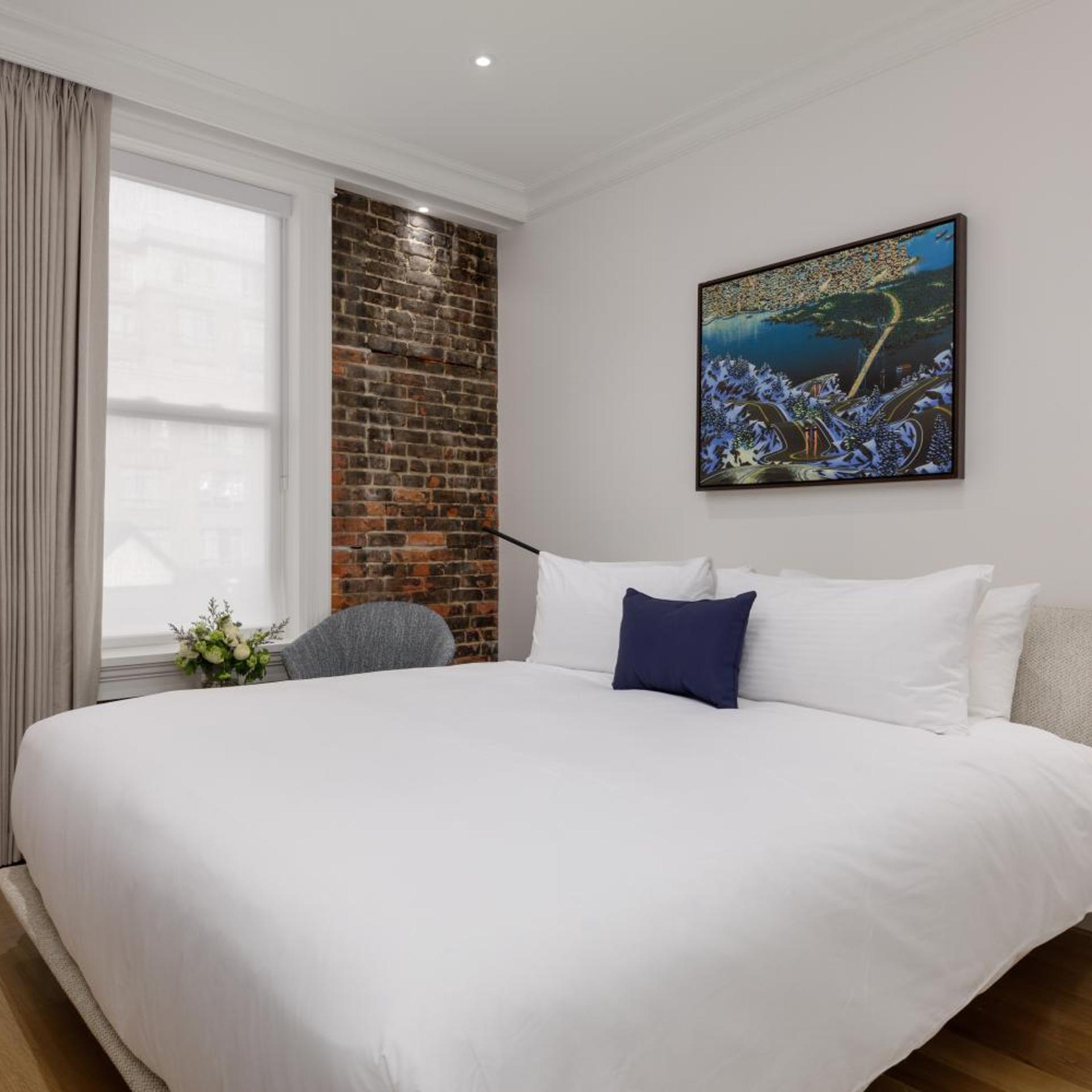 Legacy, Queen Bed, Private Bathroom