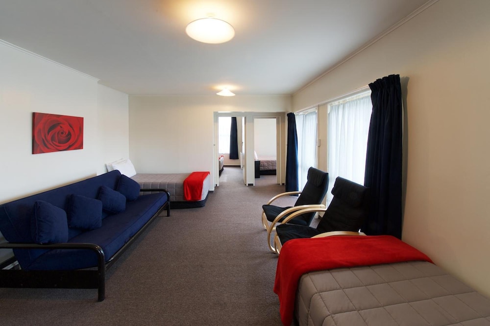 AMBASSADOR THERMAL MOTEL 23/28