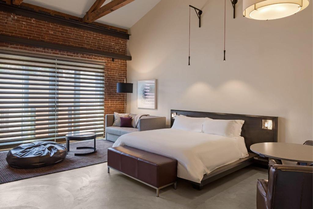 Loft, Suite, King Bed, City View, Sofa