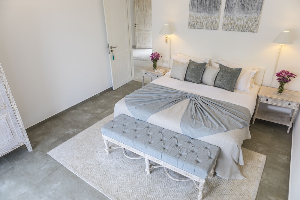 White Villa 4/50
