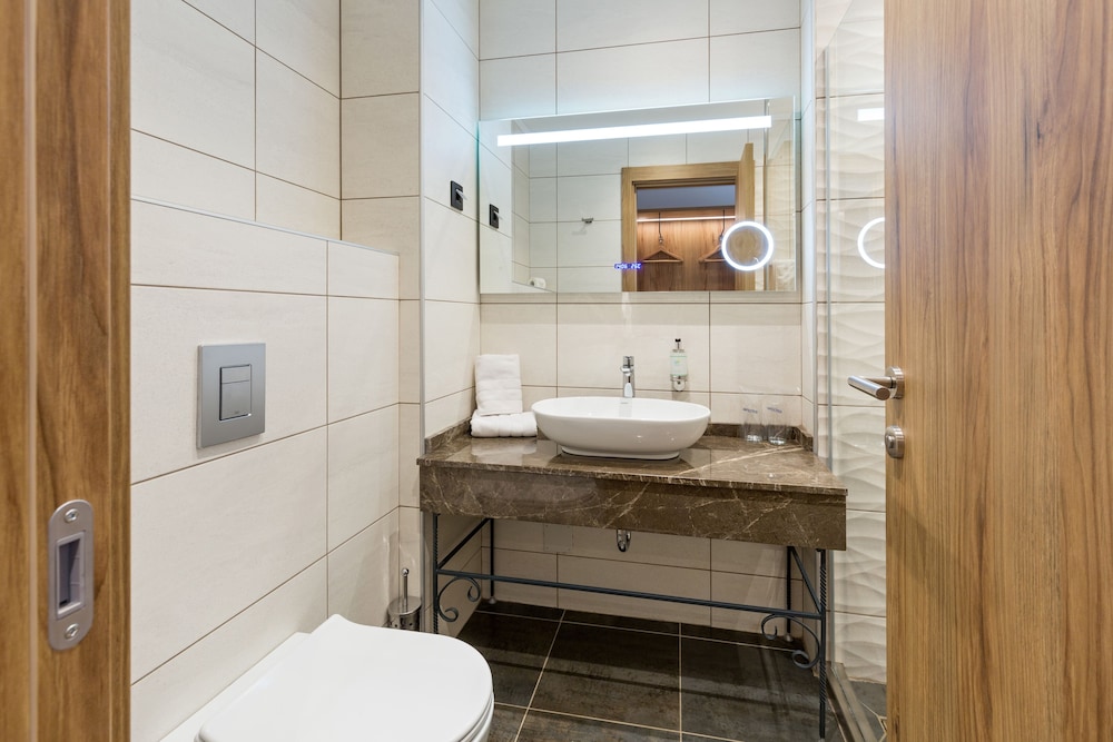 غرفة سوبيريور بسرير مزدوج بشرفة، Movenpick Resort and Spa Fruske Terme 10/10