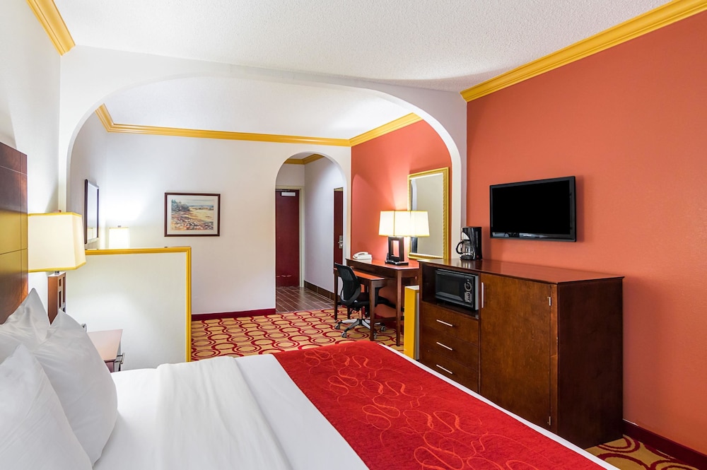 SUITE, KING BED, ACCESSIBLE